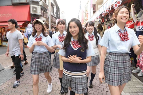 制服姿で竹下通りに繰り出したキャストたち。