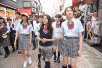 制服姿で竹下通りに繰り出したキャストたち。