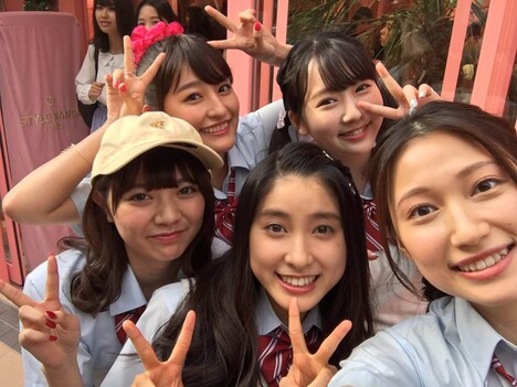 制服姿で竹下通りに繰り出したキャストたち。