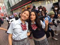 制服姿で竹下通りに繰り出したキャストたち。