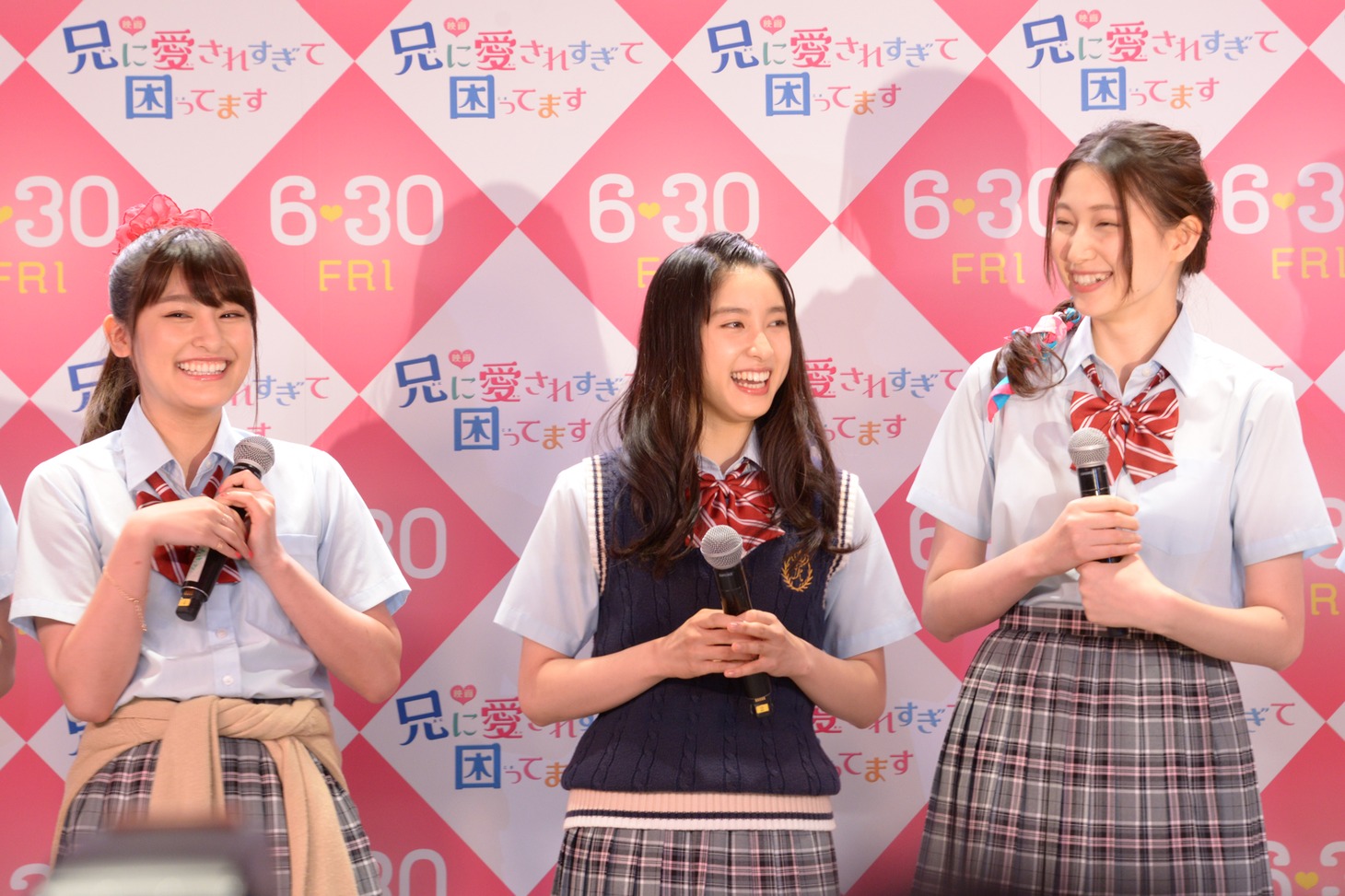 左から森高愛、土屋太鳳、大野いと。