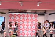 現役女子高生たち（左）から質問を受ける女性キャスト陣（右）。