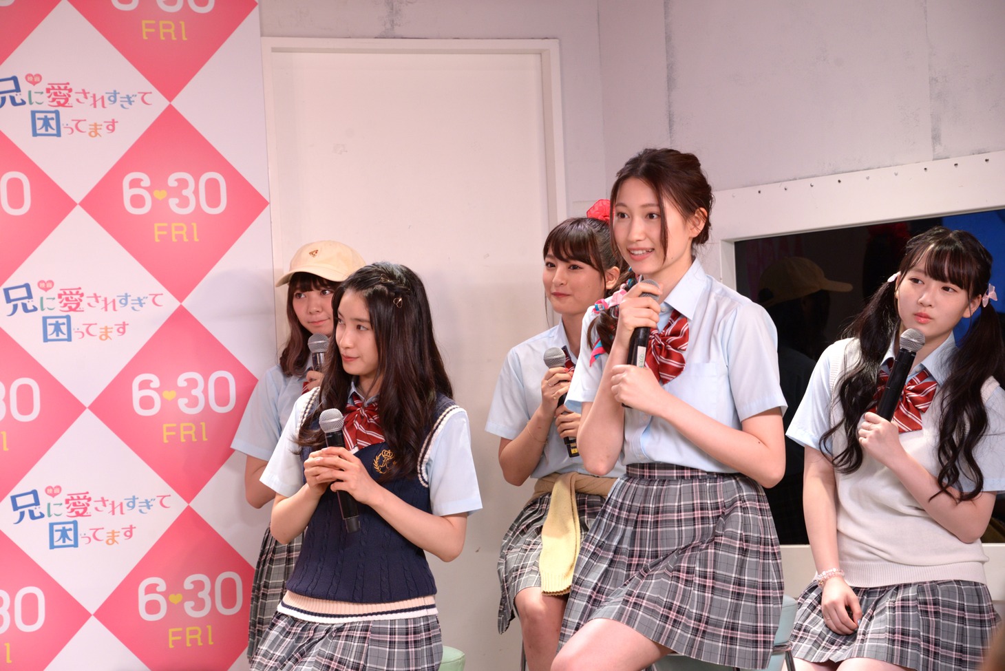 現役女子高生たちから質問を受ける女性キャスト陣。