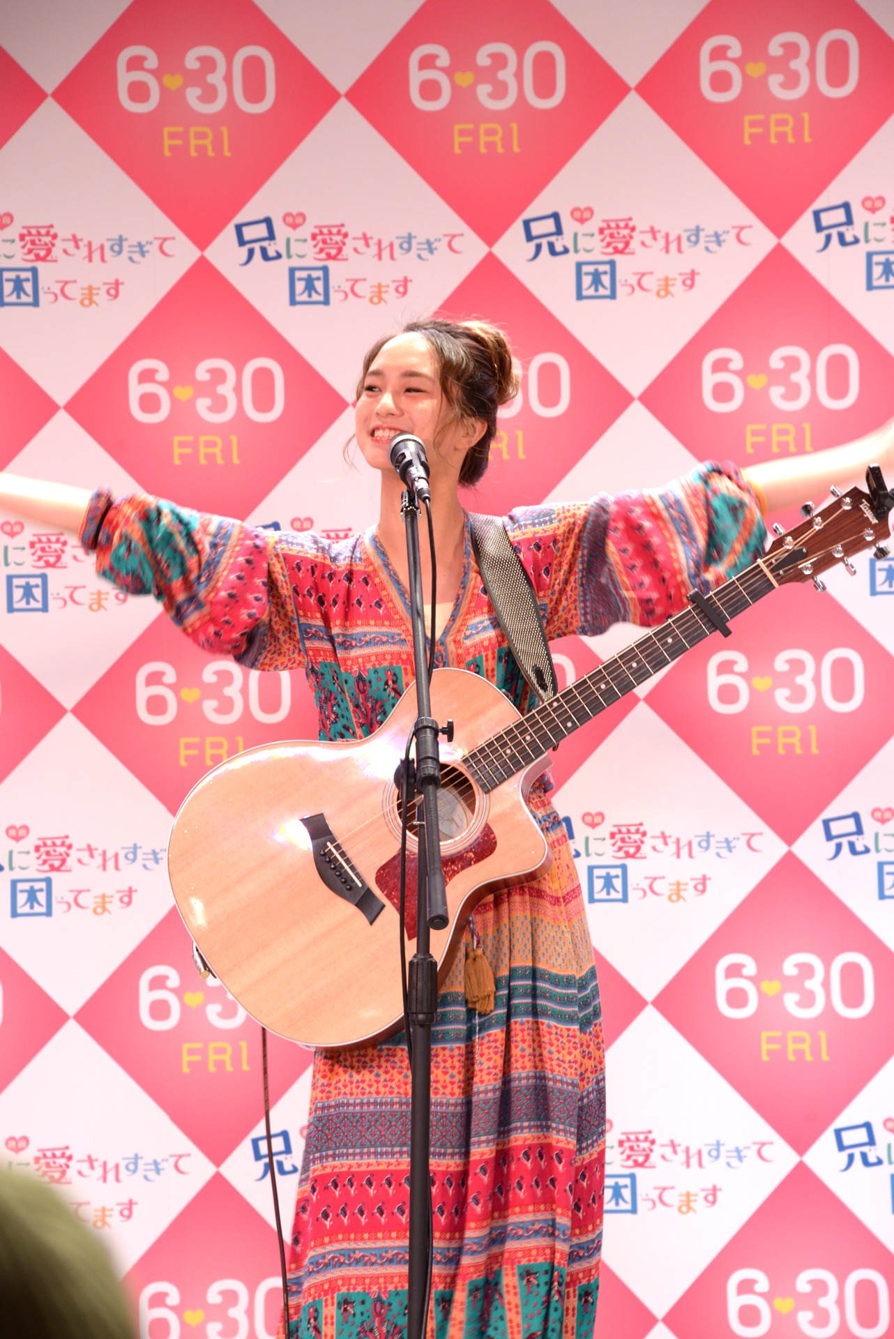 「コイセヨワタシ。」を歌うLeola。