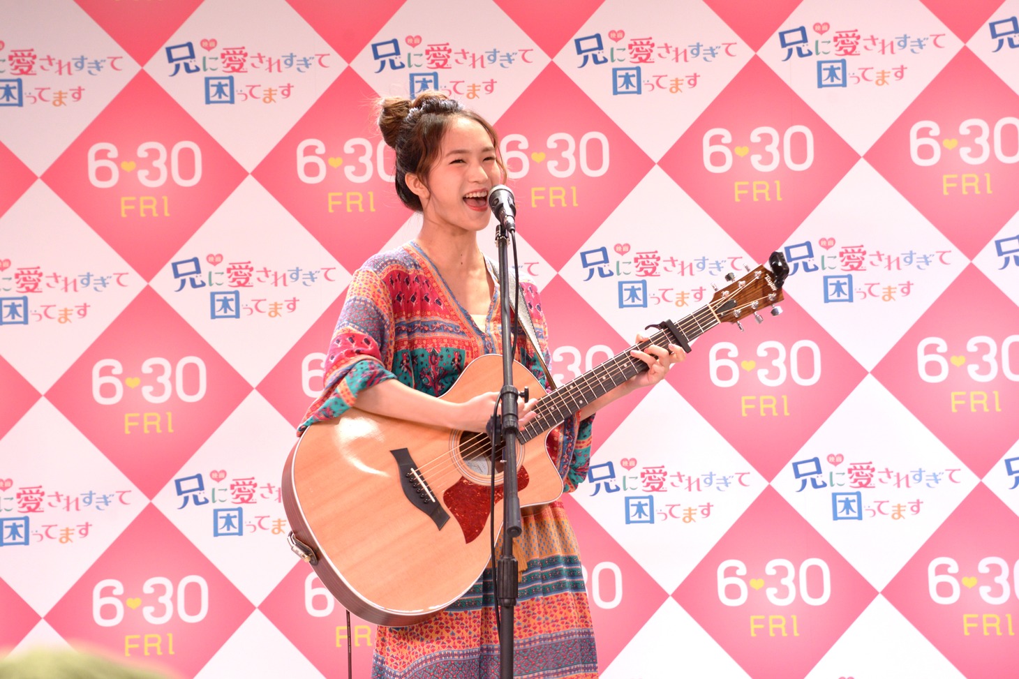 「コイセヨワタシ。」を歌うLeola。