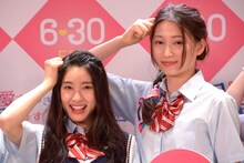 “兄こまポーズ”をする土屋太鳳（左）、大野いと（右）。