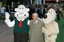 左からウォレス、ピーター・サリス、グルミット。（写真提供：Paulo Pirez / Landmark Media Landmark Media / Newscom / ゼータ イメージ）