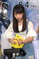 ヘッドホンを手に取る桜井日奈子。