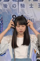 ヘッドホンを装着する桜井日奈子。