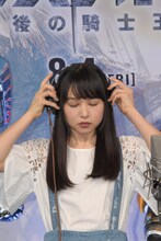 ヘッドホンを装着する桜井日奈子。