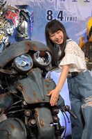 スクィークスに寄り添う桜井日奈子（右）。