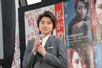 テレビドラマの宣伝をしてしまい、映画の宣伝スタッフをチラリと見やる藤原竜也。