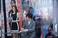 本にサインする藤原竜也。