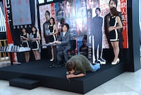 藤原竜也のモノマネを披露するファン（手前）と、藤原竜也（奥）。