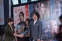 自分のモノマネを披露してくれたファン（左）と握手を交わす藤原竜也（右）。