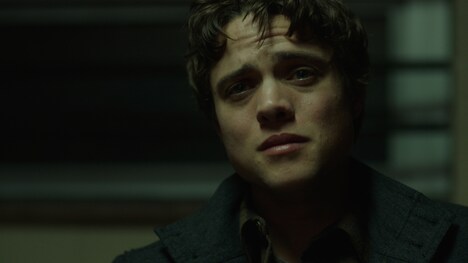 「バイバイマン」より、ダグラス・スミス演じるエリオット。