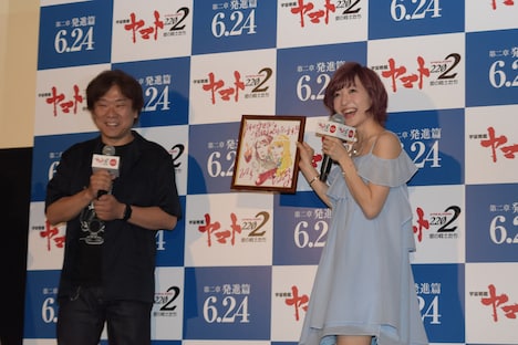 色紙を受け取る神田沙也加(右)。