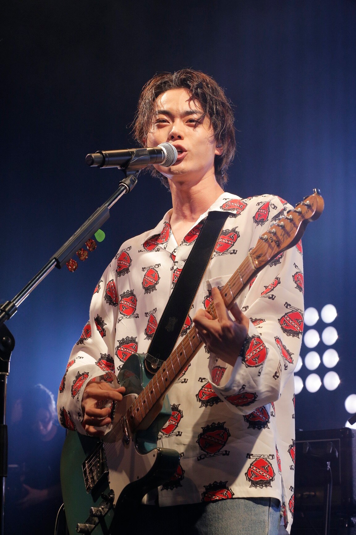 菅田将暉が本人名義の初ライブで「見たこともない景色です」、カバー曲
