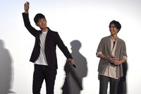 福士蒼汰（右）と、サインボールを客席に投げる前に肩を温める工藤阿須加（左）。