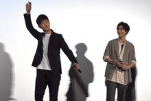 福士蒼汰（右）と、サインボールを客席に投げる前に肩を温める工藤阿須加（左）。