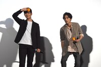 ボールを投げ込む位置を相談する福士蒼汰（右）と工藤阿須加（左）。