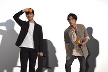 ボールを投げ込む位置を相談する福士蒼汰（右）と工藤阿須加（左）。