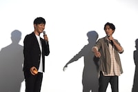 客席後方へボールを投げる前に準備運動を行う福士蒼汰（右）と工藤阿須加（左）。