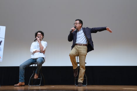 動きを交えながらワイヤーアクションの説明をする中村義洋（右）。