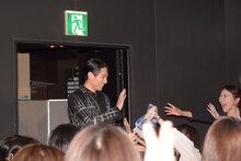 観客の声援に応えるディーン・フジオカ。