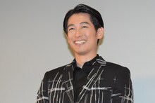 観客に笑顔を向けるディーン・フジオカ。