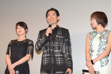 左から貫地谷しほり、ディーン・フジオカ、柊子。