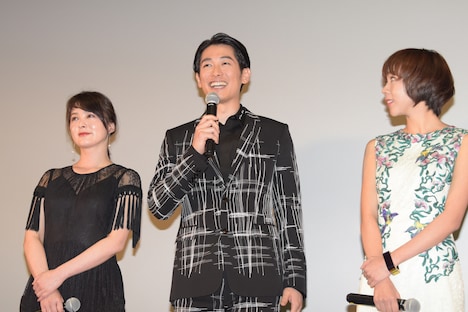 左から貫地谷しほり、ディーン・フジオカ、柊子。