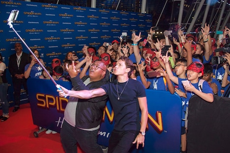 「スパイダーマン：ホームカミング」シンガポールファンイベントで自撮りをするトム・ホランド（手前右）とジェイコブ・バタロン（手前左）。