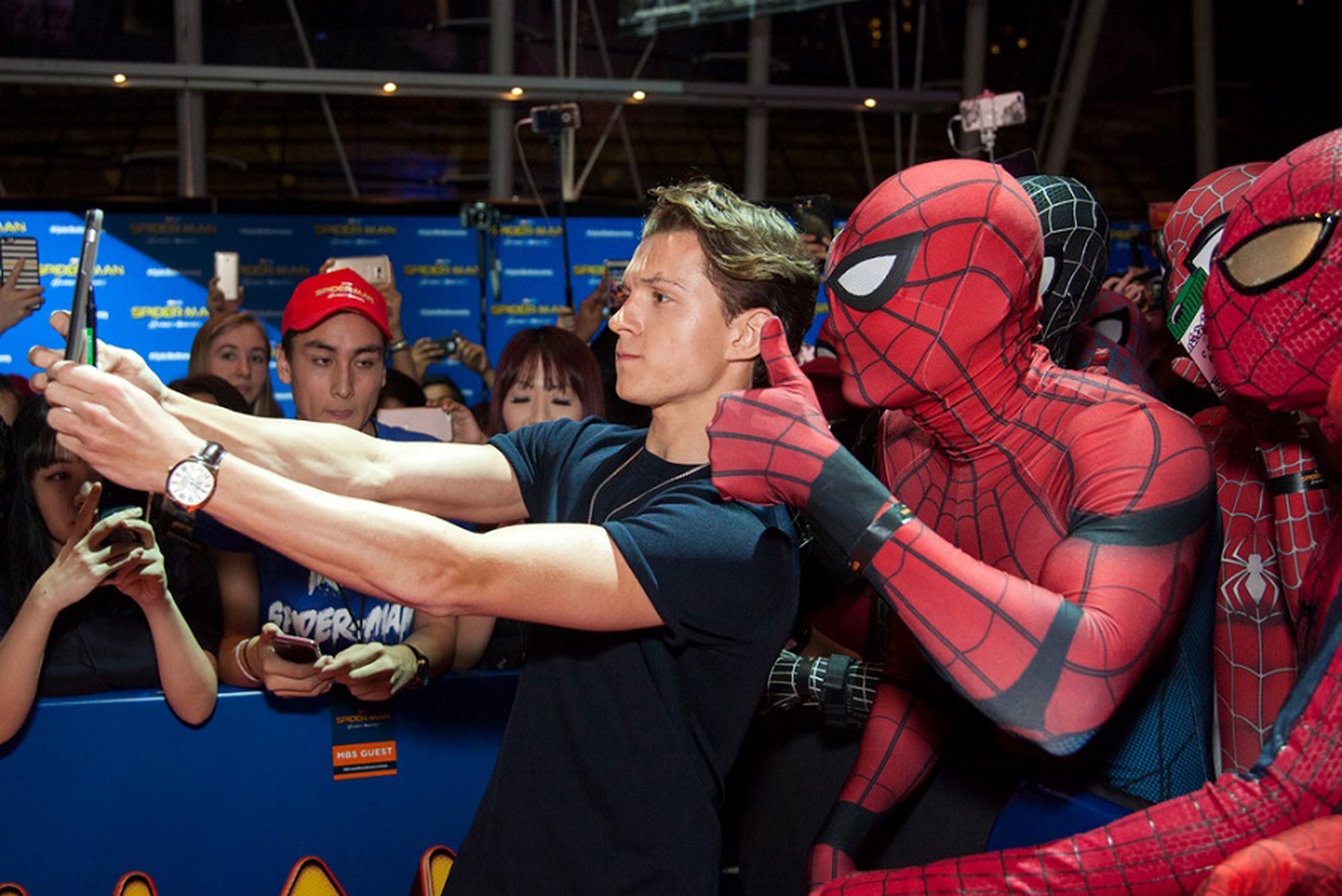 「スパイダーマン：ホームカミング」シンガポールファンイベントでスパイダーマンとともに自撮りをするトム・ホランド。