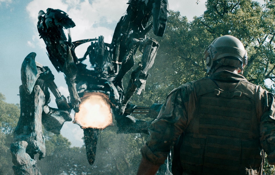 南アフリカ発のSF映画「リヴォルト」、ロボットが襲いかかる新規カット公開