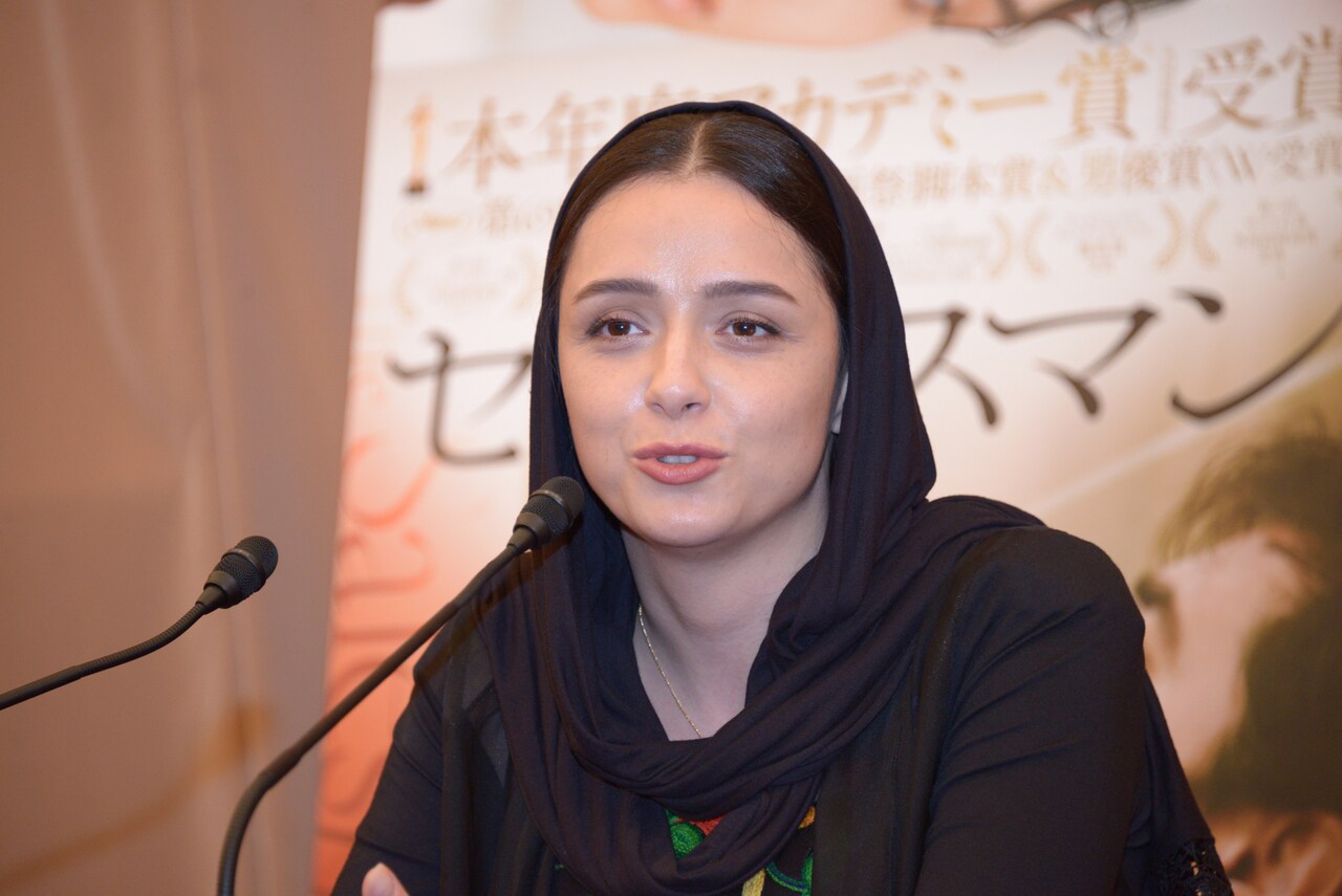 イラン映画「セールスマン」主演女優が初来日、「古い価値観」と記者を一刀両断