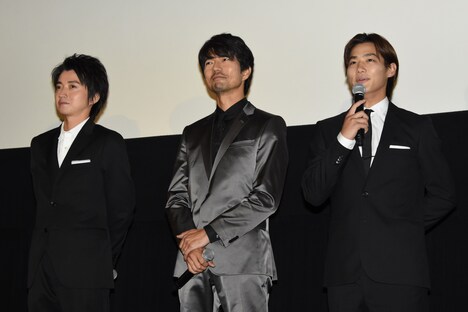 左から藤原竜也、仲村トオル、野村周平。