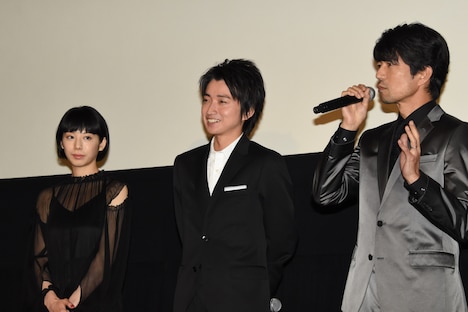 左から夏帆、藤原竜也、仲村トオル。