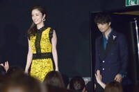 客席通路から会場入りする登壇者たち。