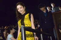 客席通路から会場入りする上戸彩。