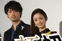 左から斎藤工、上戸彩。