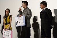 フリップに書いた回答を見せる上戸彩（左）、平山浩行（中央）。