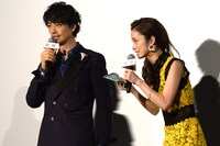 斎藤工（左）からハンカチを受け取った上戸彩（右）。