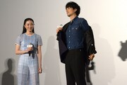 上戸彩が泣き止むまでの間、場つなぎで服を脱ぎ出す斎藤工（右）。