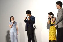 上戸彩（右から2番目）が泣き止むまでの間、場つなぎで服を脱ぎ出す斎藤工（左から2番目）。