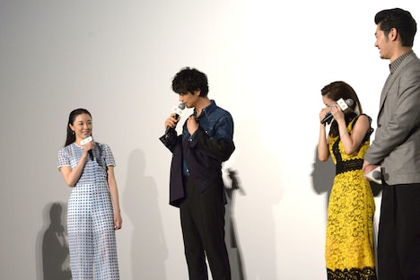 上戸彩（右から2番目）が泣き止むまでの間、場つなぎで服を脱ぎ出す斎藤工（左から2番目）。