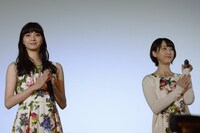 左から新川優愛、松井玲奈。