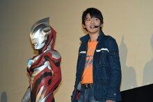 左からウルトラマンジード プリミティブ、濱田龍臣。