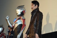左からウルトラマンオーブ オーブオリジン、石黒英雄。