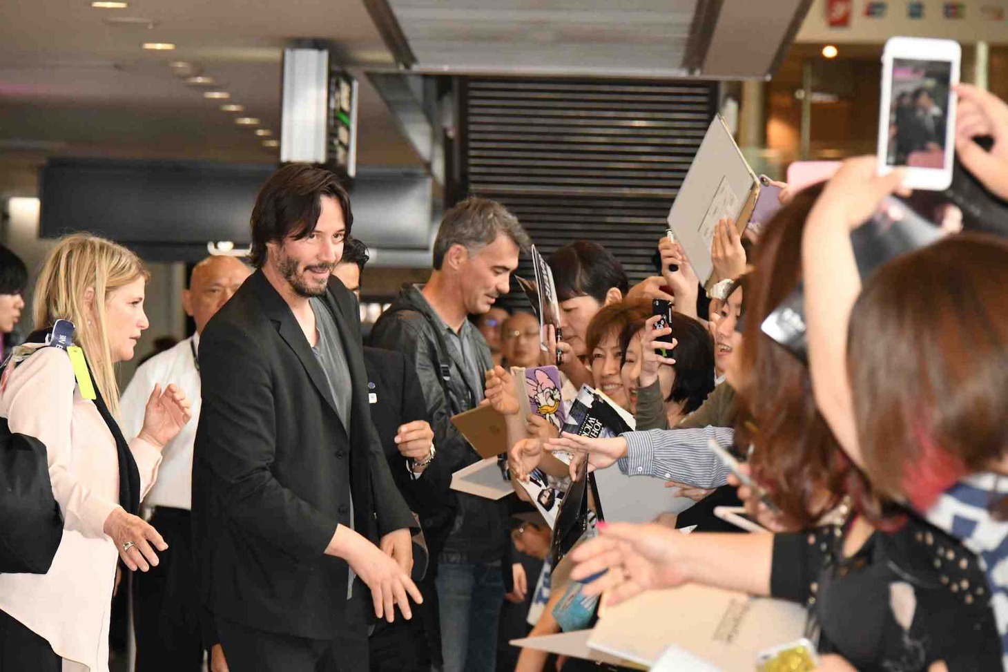 ファンと交流を図るキアヌ・リーヴス（左）とチャド・スタエルスキ（右）。